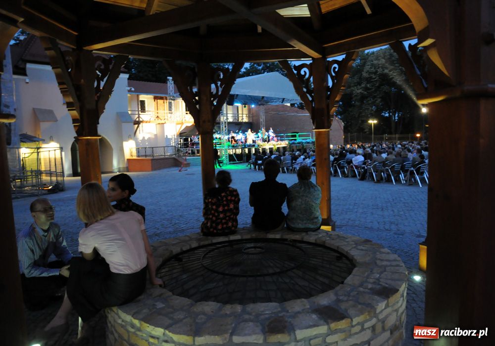 Zdjęcie w galerii na portalu naszraciborz.pl: Wspaniałe arie na zamkowym dziedzińcu wiadomości z regionu