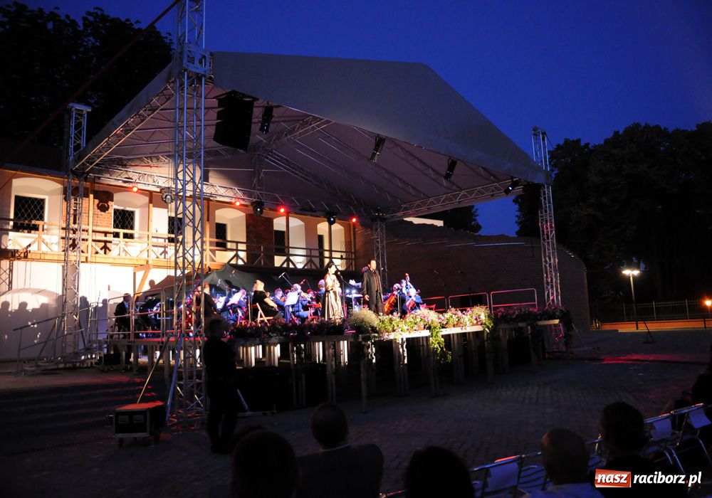 Zdjęcie w galerii na portalu naszraciborz.pl: Wspaniałe arie na zamkowym dziedzińcu wiadomości z regionu