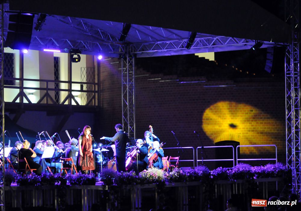 Zdjęcie w galerii na portalu naszraciborz.pl: Wspaniałe arie na zamkowym dziedzińcu wiadomości z regionu