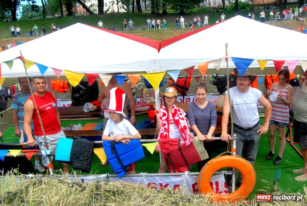 Zdjęcie w galerii na portalu naszraciborz.pl: Pływadła w rytmie Euro 2012 wiadomości z regionu