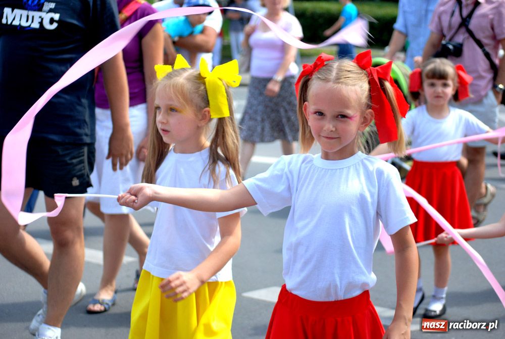 Zdjęcie w galerii na portalu naszraciborz.pl: Przemarsz i występy z okazji Dni Raciborza wiadomości z regionu