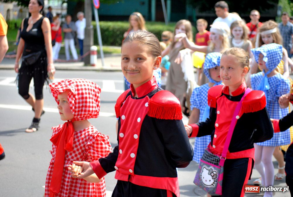 Zdjęcie w galerii na portalu naszraciborz.pl: Przemarsz i występy z okazji Dni Raciborza wiadomości z regionu