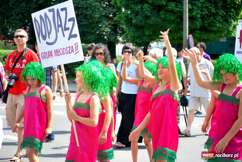 Zdjęcie w galerii na portalu naszraciborz.pl: Przemarsz i występy z okazji Dni Raciborza wiadomości z regionu