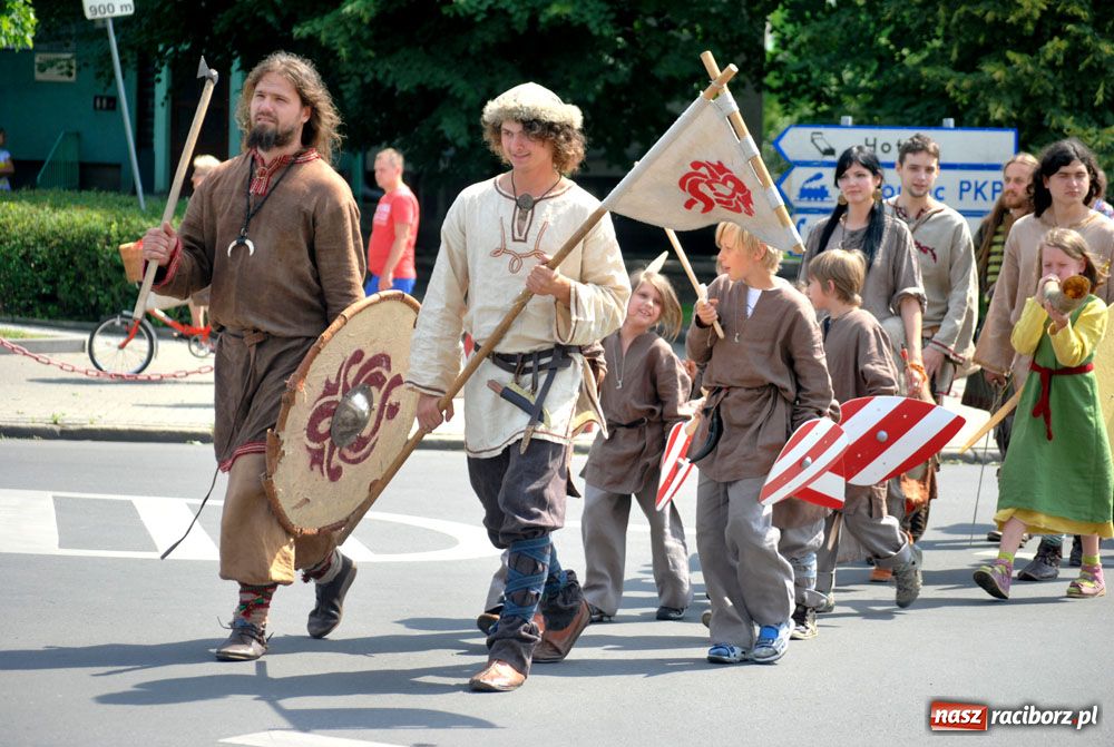 Zdjęcie w galerii na portalu naszraciborz.pl: Przemarsz i występy z okazji Dni Raciborza wiadomości z regionu