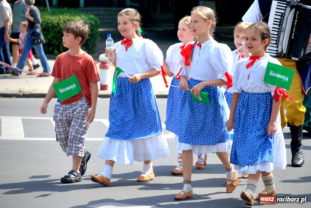 Zdjęcie w galerii na portalu naszraciborz.pl: Przemarsz i występy z okazji Dni Raciborza wiadomości z regionu
