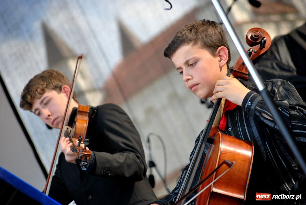 Zdjęcie w galerii na portalu naszraciborz.pl: Przemarsz i występy z okazji Dni Raciborza wiadomości z regionu