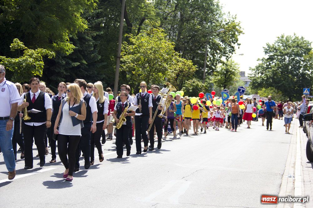 Zdjęcie w galerii na portalu naszraciborz.pl: Przemarsz i występy z okazji Dni Raciborza wiadomości z regionu