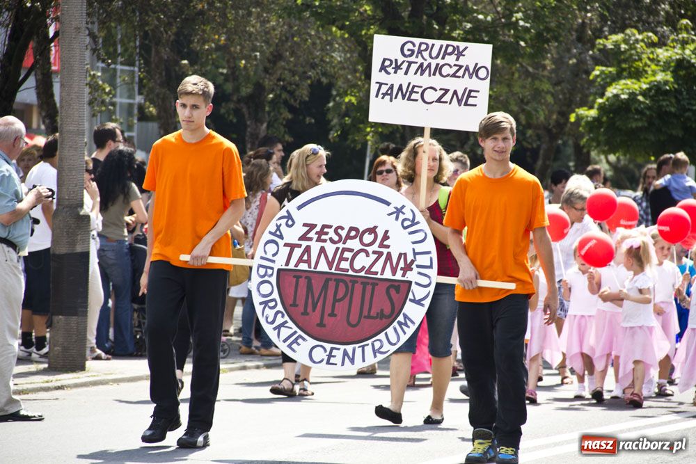 Zdjęcie w galerii na portalu naszraciborz.pl: Przemarsz i występy z okazji Dni Raciborza wiadomości z regionu