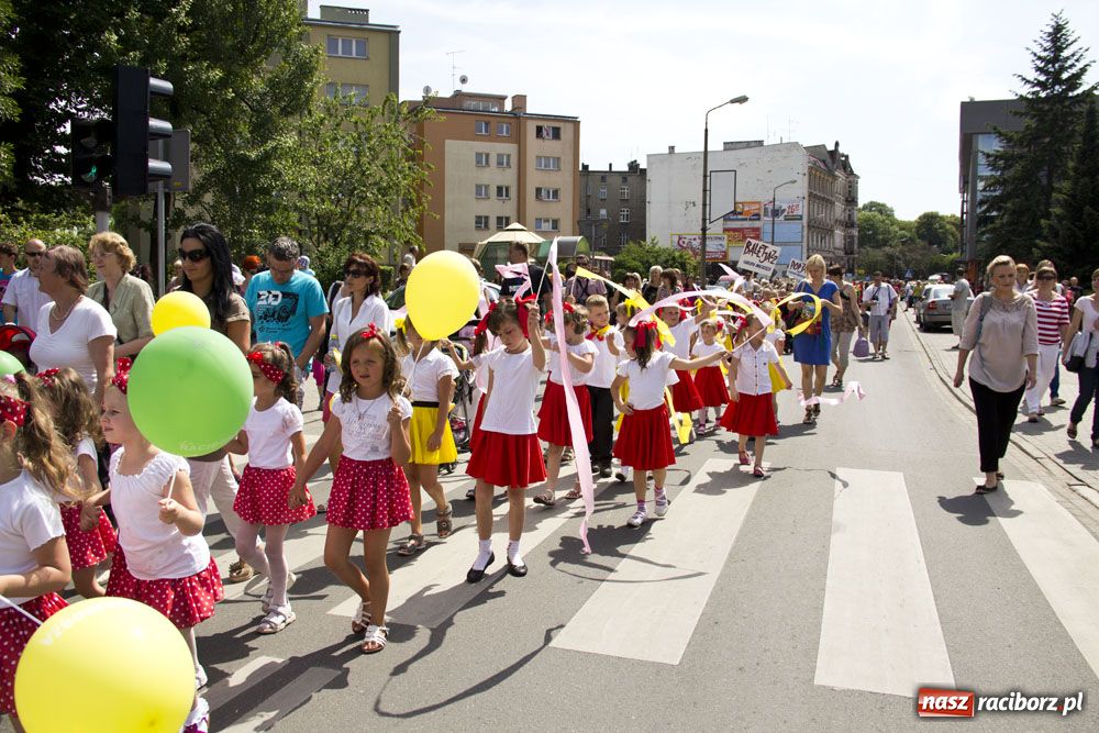 Zdjęcie w galerii na portalu naszraciborz.pl: Przemarsz i występy z okazji Dni Raciborza wiadomości z regionu