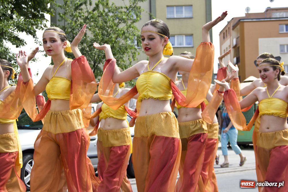 Zdjęcie w galerii na portalu naszraciborz.pl: Przemarsz i występy z okazji Dni Raciborza wiadomości z regionu