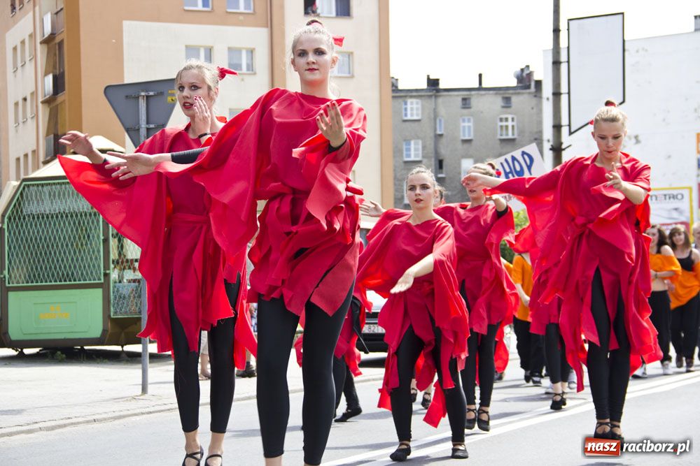 Zdjęcie w galerii na portalu naszraciborz.pl: Przemarsz i występy z okazji Dni Raciborza wiadomości z regionu
