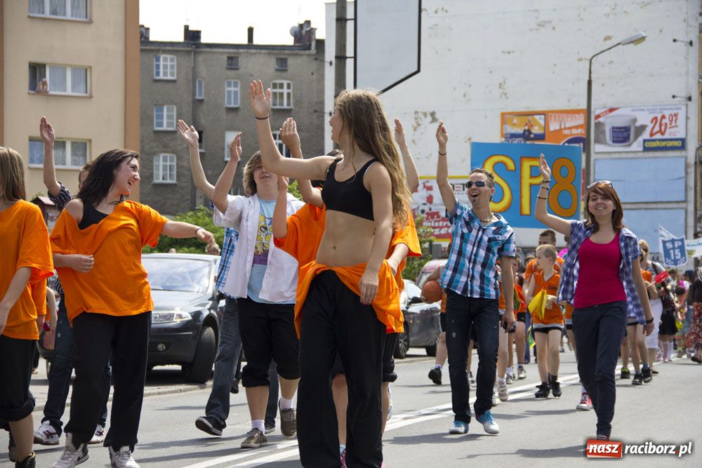 Zdjęcie w galerii na portalu naszraciborz.pl: Przemarsz i występy z okazji Dni Raciborza wiadomości z regionu