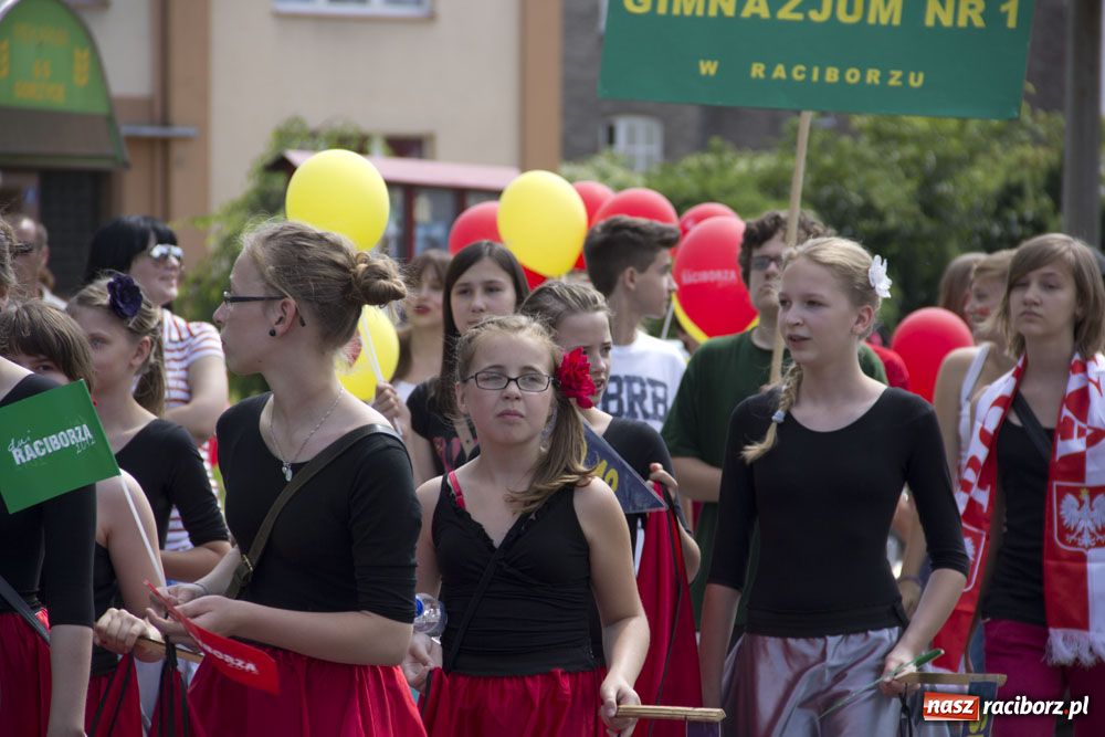 Zdjęcie w galerii na portalu naszraciborz.pl: Przemarsz i występy z okazji Dni Raciborza wiadomości z regionu