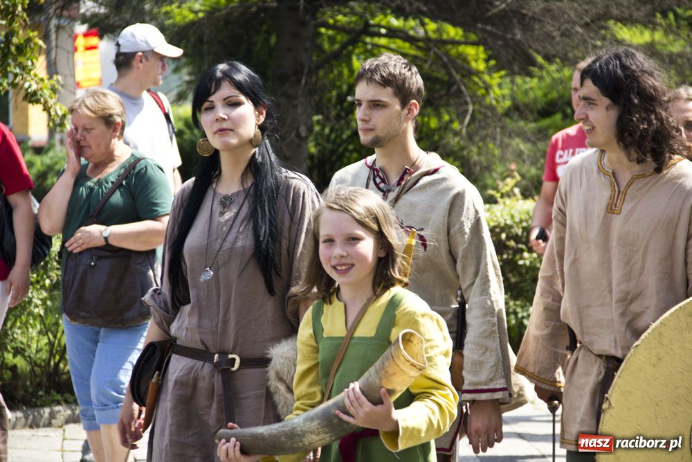 Zdjęcie w galerii na portalu naszraciborz.pl: Przemarsz i występy z okazji Dni Raciborza wiadomości z regionu