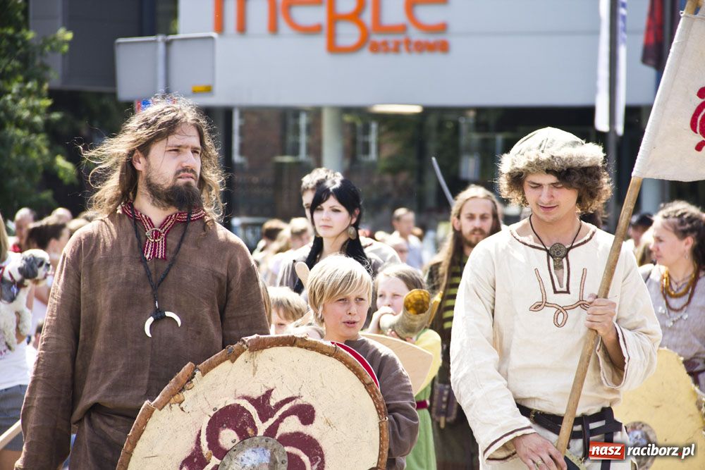 Zdjęcie w galerii na portalu naszraciborz.pl: Przemarsz i występy z okazji Dni Raciborza wiadomości z regionu