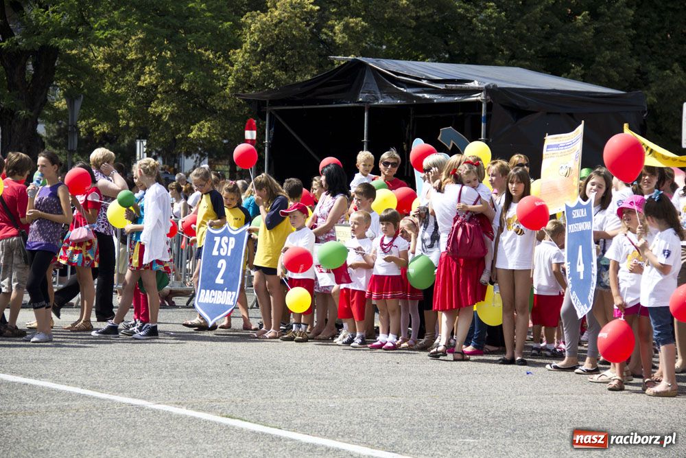 Zdjęcie w galerii na portalu naszraciborz.pl: Przemarsz i występy z okazji Dni Raciborza wiadomości z regionu