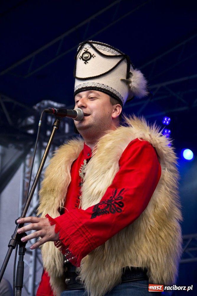 Zdjęcie w galerii na portalu naszraciborz.pl: Folkowo-rockowe brzmienie na Rynku wiadomości z regionu