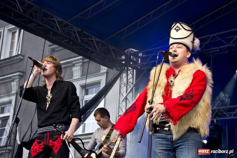 Zdjęcie w galerii na portalu naszraciborz.pl: Folkowo-rockowe brzmienie na Rynku wiadomości z regionu