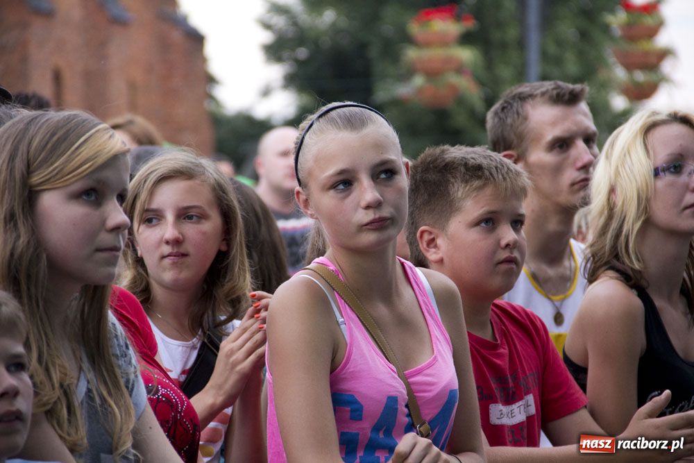 Zdjęcie w galerii na portalu naszraciborz.pl: Folkowo-rockowe brzmienie na Rynku wiadomości z regionu