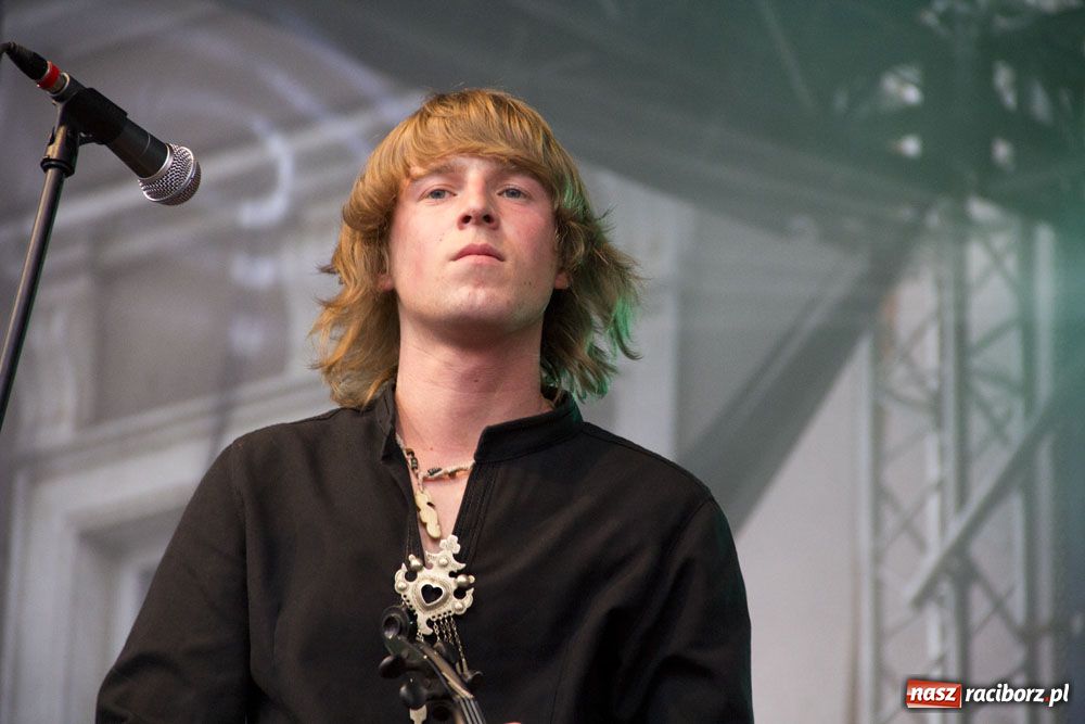 Zdjęcie w galerii na portalu naszraciborz.pl: Folkowo-rockowe brzmienie na Rynku wiadomości z regionu