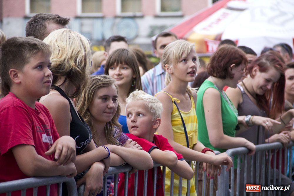 Zdjęcie w galerii na portalu naszraciborz.pl: Folkowo-rockowe brzmienie na Rynku wiadomości z regionu
