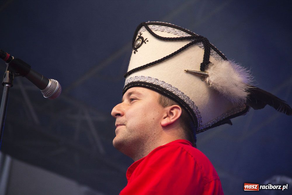 Zdjęcie w galerii na portalu naszraciborz.pl: Folkowo-rockowe brzmienie na Rynku wiadomości z regionu