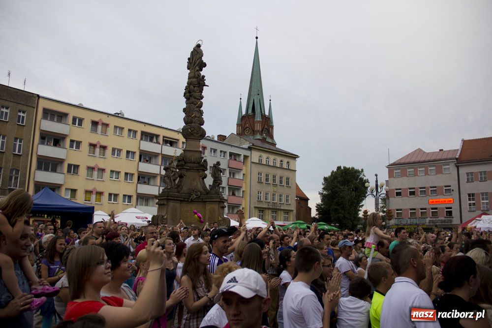 Zdjęcie w galerii na portalu naszraciborz.pl: Folkowo-rockowe brzmienie na Rynku wiadomości z regionu