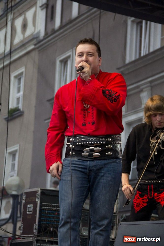Zdjęcie w galerii na portalu naszraciborz.pl: Folkowo-rockowe brzmienie na Rynku wiadomości z regionu