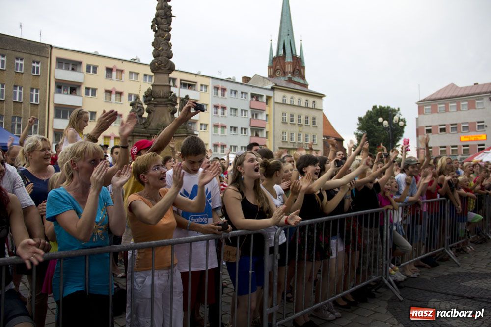 Zdjęcie w galerii na portalu naszraciborz.pl: Folkowo-rockowe brzmienie na Rynku wiadomości z regionu