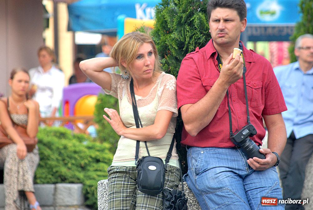 Zdjęcie w galerii na portalu naszraciborz.pl: Folkowo-rockowe brzmienie na Rynku wiadomości z regionu