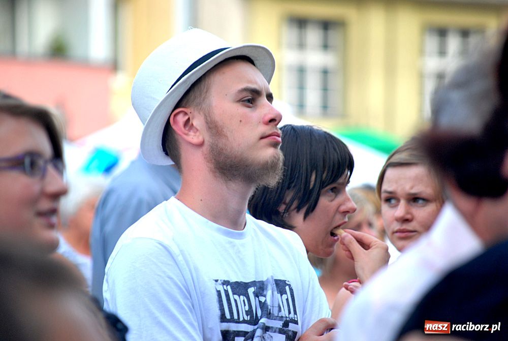 Zdjęcie w galerii na portalu naszraciborz.pl: Folkowo-rockowe brzmienie na Rynku wiadomości z regionu
