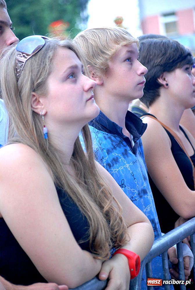 Zdjęcie w galerii na portalu naszraciborz.pl: Folkowo-rockowe brzmienie na Rynku wiadomości z regionu