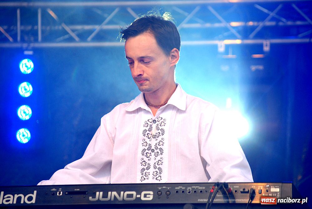 Zdjęcie w galerii na portalu naszraciborz.pl: Folkowo-rockowe brzmienie na Rynku wiadomości z regionu