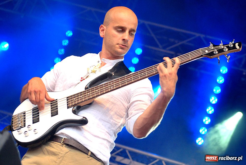 Zdjęcie w galerii na portalu naszraciborz.pl: Folkowo-rockowe brzmienie na Rynku wiadomości z regionu