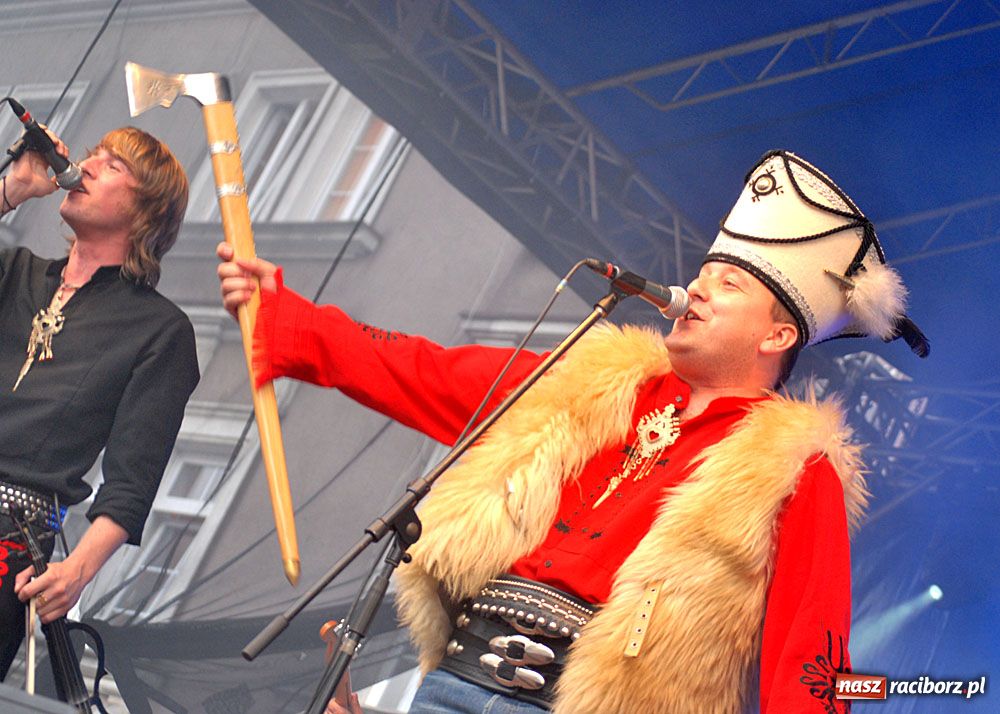 Zdjęcie w galerii na portalu naszraciborz.pl: Folkowo-rockowe brzmienie na Rynku wiadomości z regionu