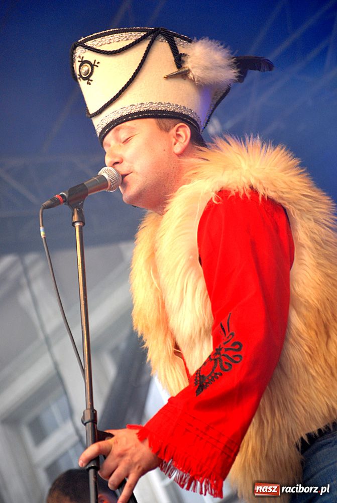 Zdjęcie w galerii na portalu naszraciborz.pl: Folkowo-rockowe brzmienie na Rynku wiadomości z regionu