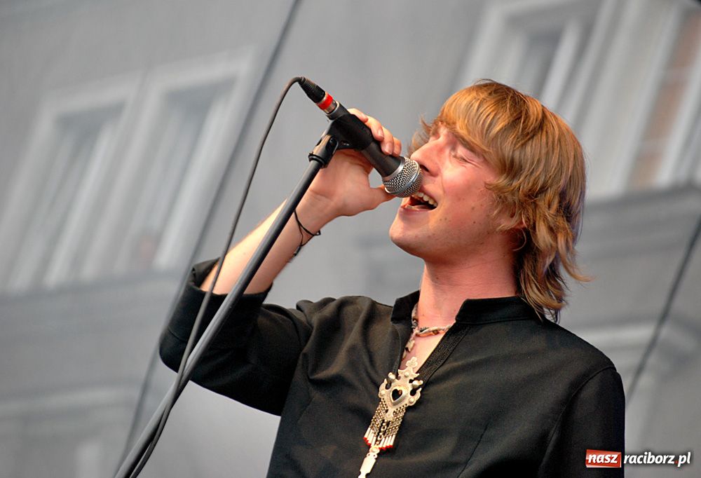 Zdjęcie w galerii na portalu naszraciborz.pl: Folkowo-rockowe brzmienie na Rynku wiadomości z regionu