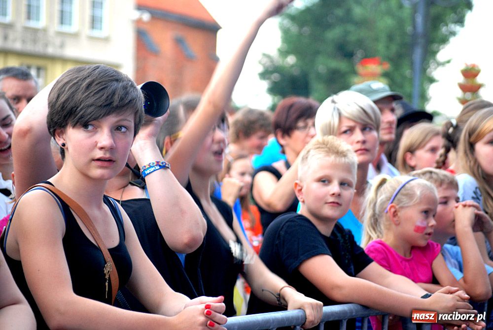 Zdjęcie w galerii na portalu naszraciborz.pl: Folkowo-rockowe brzmienie na Rynku wiadomości z regionu