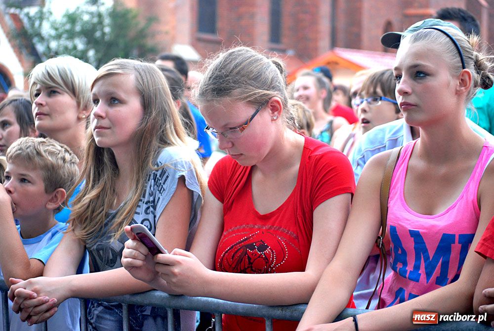 Zdjęcie w galerii na portalu naszraciborz.pl: Folkowo-rockowe brzmienie na Rynku wiadomości z regionu