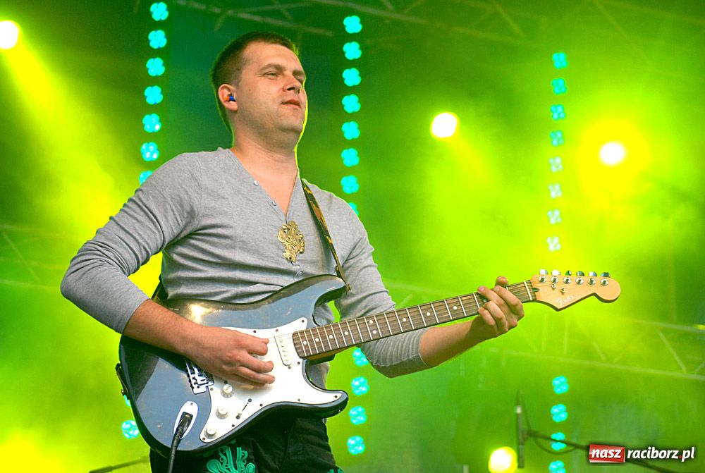 Zdjęcie w galerii na portalu naszraciborz.pl: Folkowo-rockowe brzmienie na Rynku wiadomości z regionu