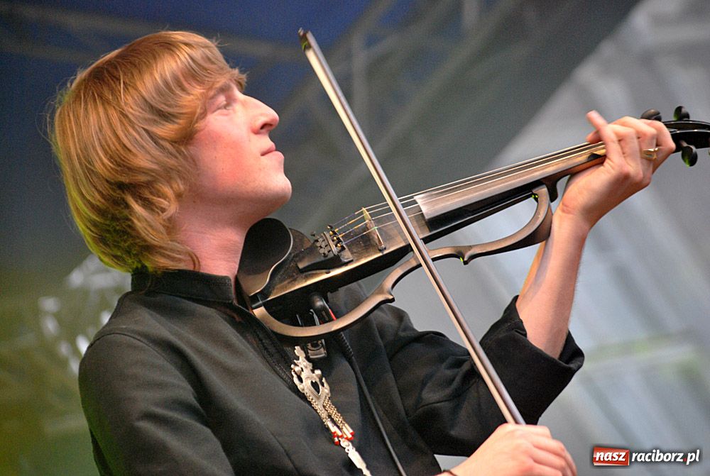 Zdjęcie w galerii na portalu naszraciborz.pl: Folkowo-rockowe brzmienie na Rynku wiadomości z regionu