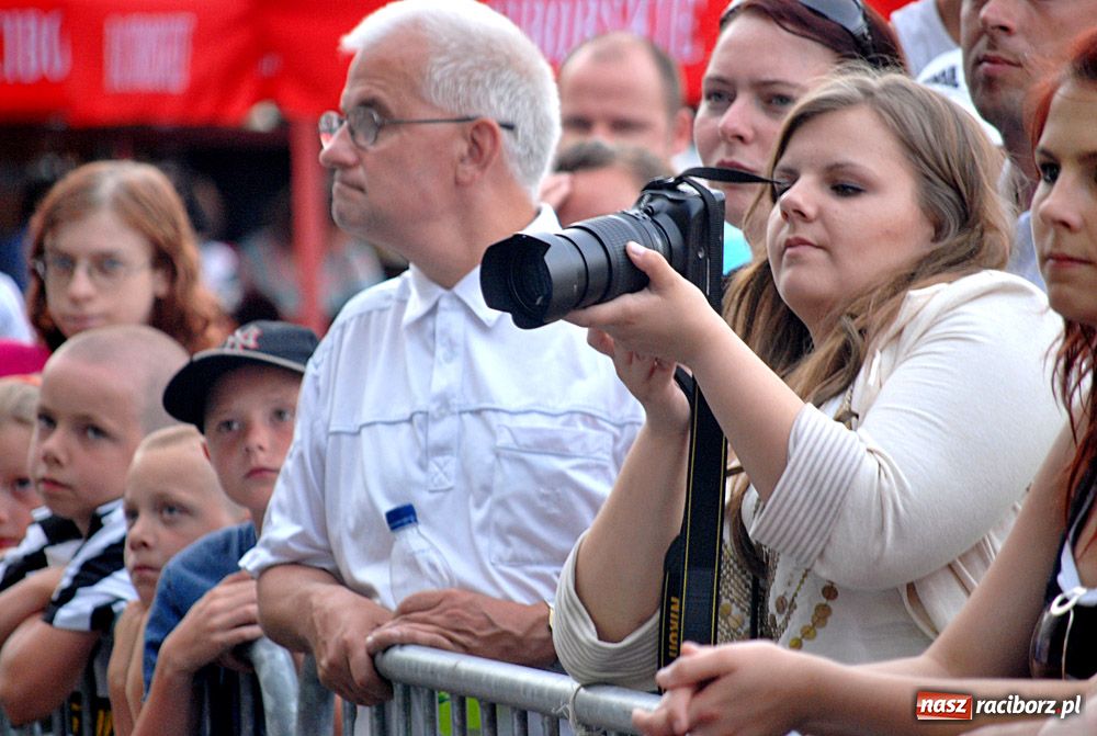 Zdjęcie w galerii na portalu naszraciborz.pl: Folkowo-rockowe brzmienie na Rynku wiadomości z regionu