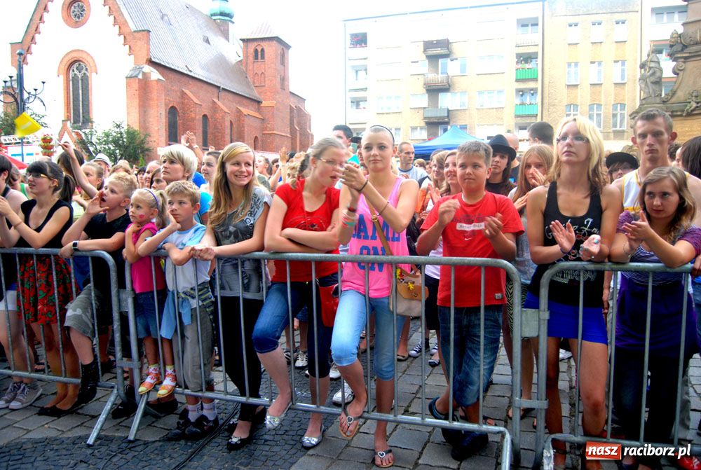 Zdjęcie w galerii na portalu naszraciborz.pl: Folkowo-rockowe brzmienie na Rynku wiadomości z regionu