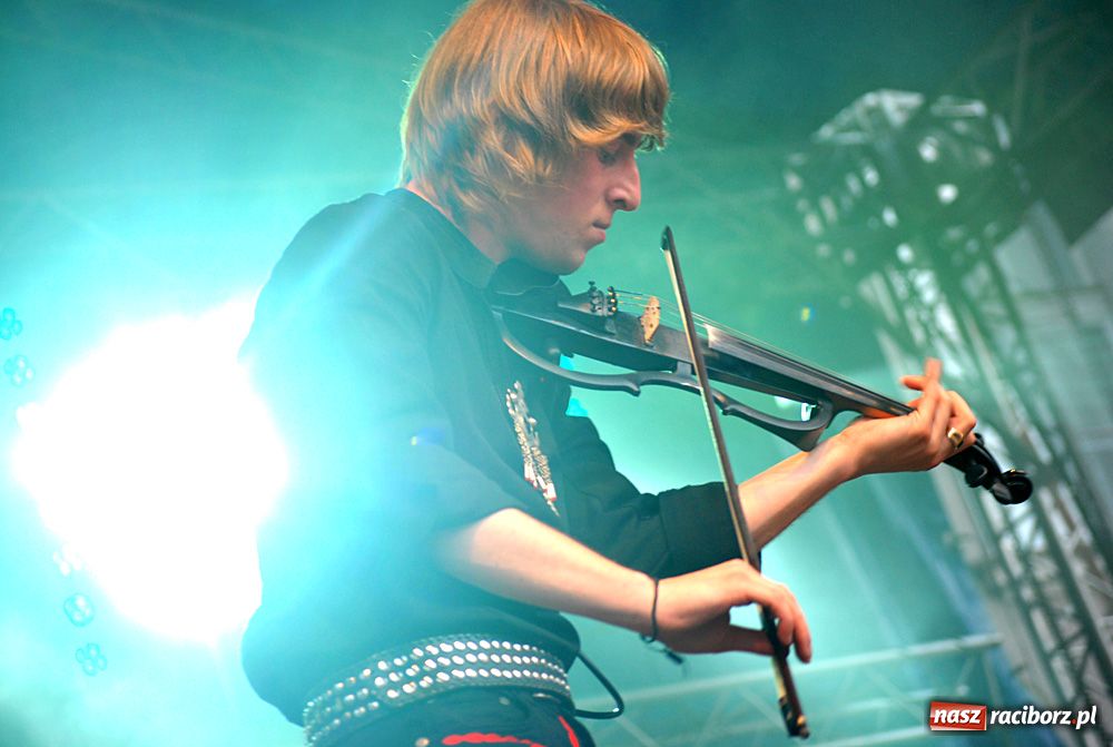 Zdjęcie w galerii na portalu naszraciborz.pl: Folkowo-rockowe brzmienie na Rynku wiadomości z regionu