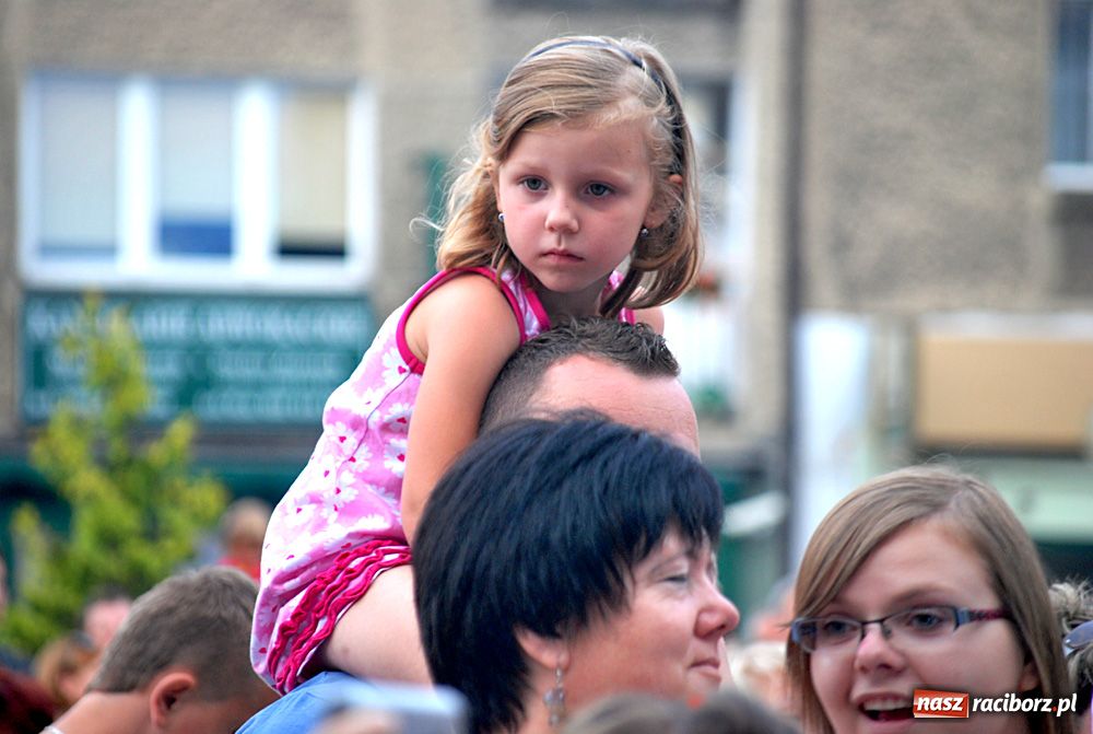 Zdjęcie w galerii na portalu naszraciborz.pl: Folkowo-rockowe brzmienie na Rynku wiadomości z regionu