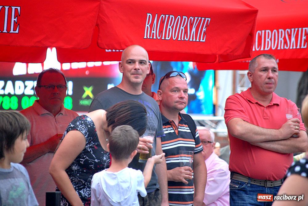 Zdjęcie w galerii na portalu naszraciborz.pl: Folkowo-rockowe brzmienie na Rynku wiadomości z regionu