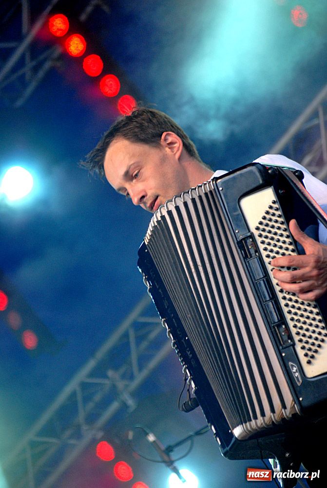 Zdjęcie w galerii na portalu naszraciborz.pl: Folkowo-rockowe brzmienie na Rynku wiadomości z regionu