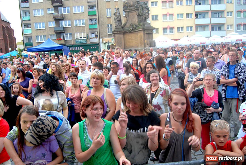 Zdjęcie w galerii na portalu naszraciborz.pl: Folkowo-rockowe brzmienie na Rynku wiadomości z regionu