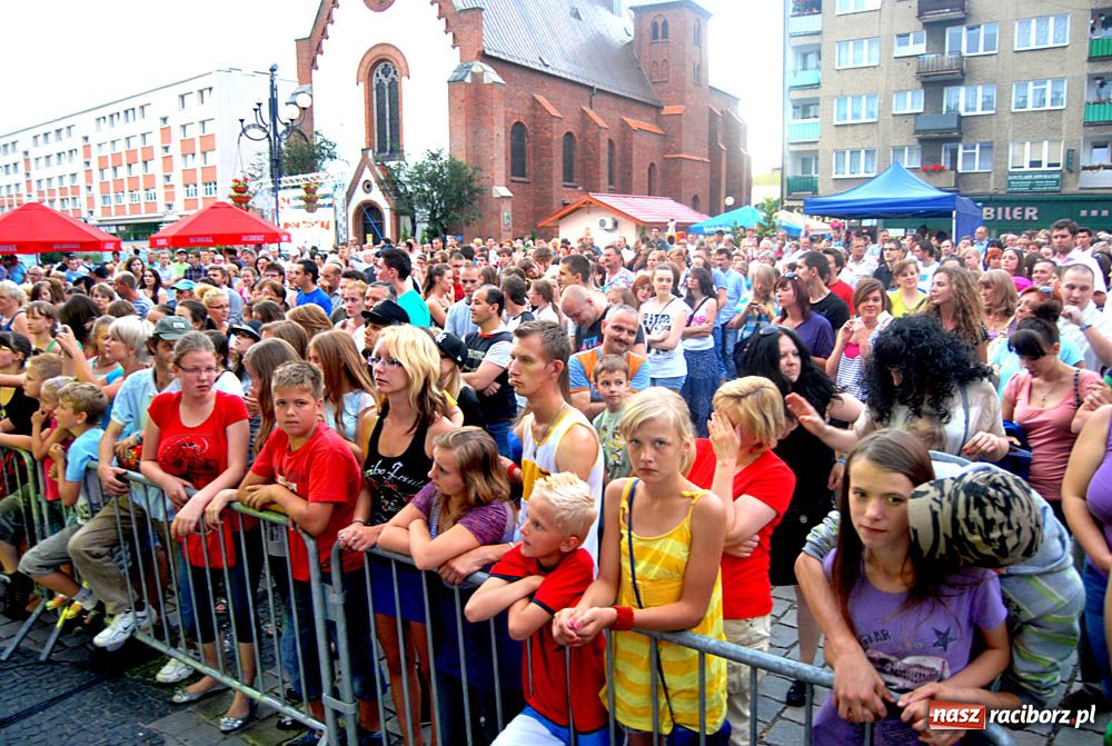 Zdjęcie w galerii na portalu naszraciborz.pl: Folkowo-rockowe brzmienie na Rynku wiadomości z regionu