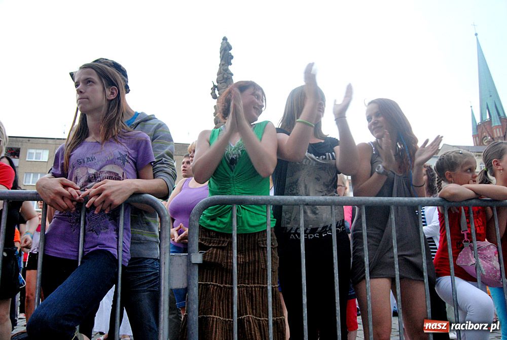 Zdjęcie w galerii na portalu naszraciborz.pl: Folkowo-rockowe brzmienie na Rynku wiadomości z regionu